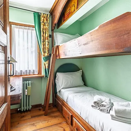 Awesome Three Bedroom In Apartment *