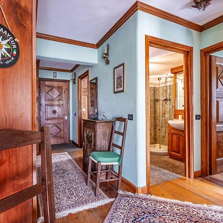 Awesome Three Bedroom In Apartment *