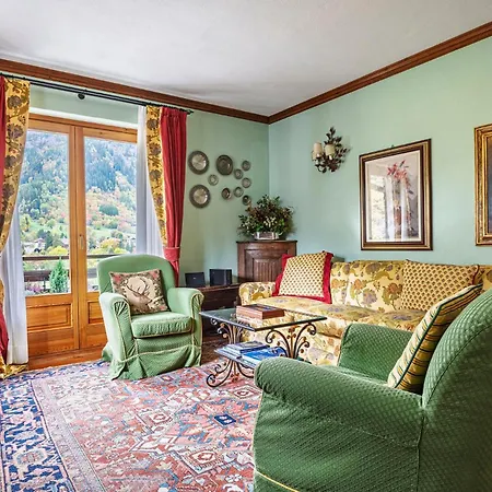 Awesome Three Bedroom In Apartment *