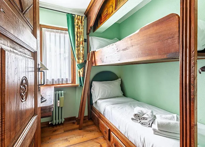 Awesome Three Bedroom In Apartment *