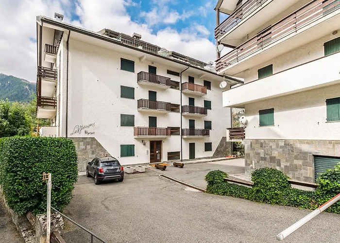 Awesome Three Bedroom In Apartment *