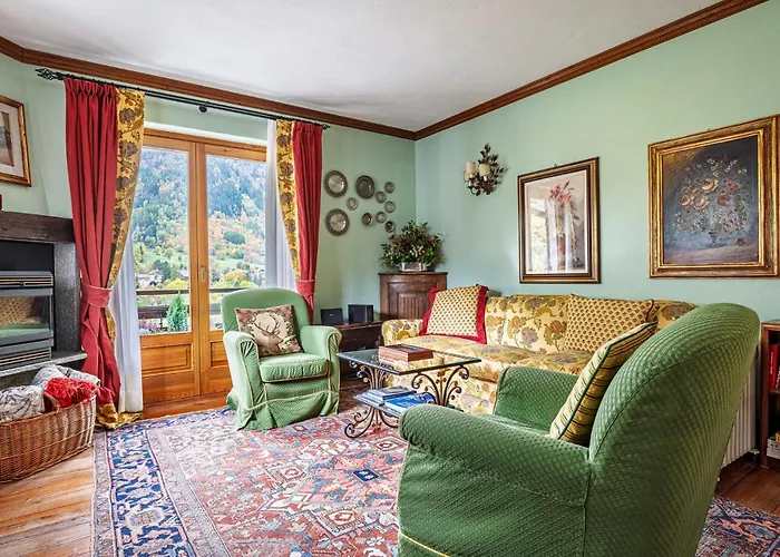 Awesome Three Bedroom In Apartment *